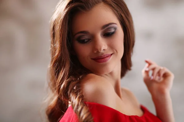 Schöne Mädchen Rotem Kleid Und Lockiger Frisur — Stockfoto