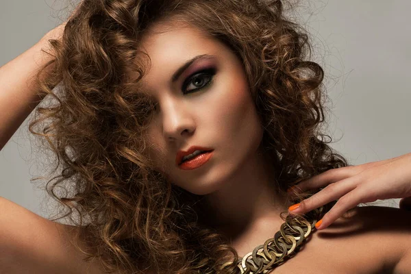 Hermosa Mujer Caucásica Con Rizos Maquillaje Noche —  Fotos de Stock