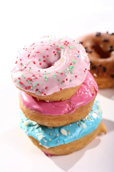 Красочные Вкусные Пончики Белом Фоне — стоковое фото