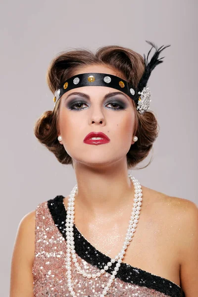 Lüks aksesuarları olan çekici bir kadının portresi.