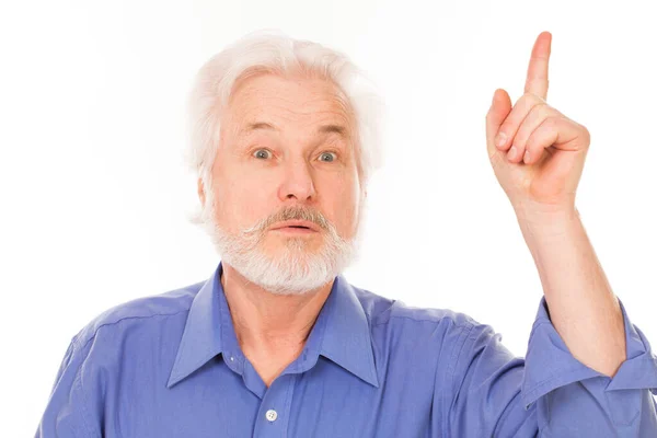 灰色のひげを持つハンサムな高齢者は白い背景に隔離されたアイデアを持っています — ストック写真