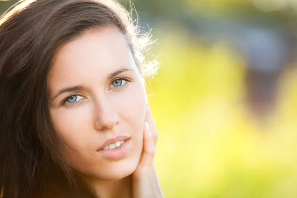 Retrato Aire Libre Mujer Joven Hermosa — Foto de Stock