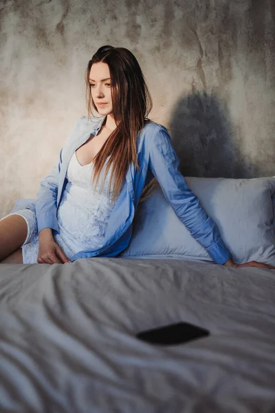 güzel bir kadın yatakta yatıyordu