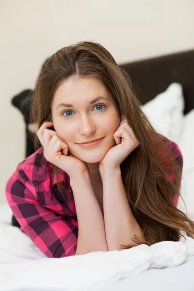Yatakta Rahat Rahat Uzanan Tatlı Bir Genç Kız — Stok fotoğraf