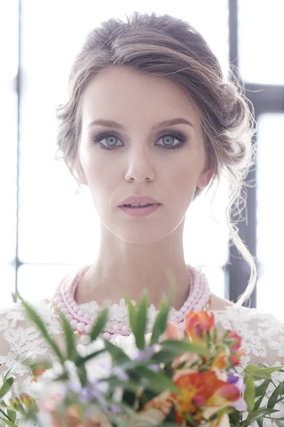 Gelinlik içinde güzel gelin