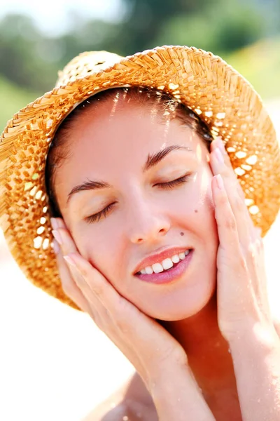 Potret Wanita Bahagia Dengan Topi Jerami Pantai — Stok Foto