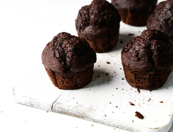 Köstlicher Muffin Auf Weißem Hintergrund — Stockfoto