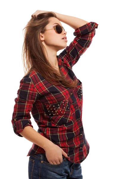 Młoda Atrakcyjna Kobieta Kwadratowej Koszuli Okularach Przeciwsłonecznych — Zdjęcie stockowe