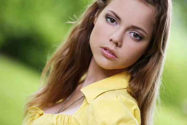 Retrato Uma Menina Bonita Com Cabelos Longos Rosto Bonito Que — Fotografia de Stock