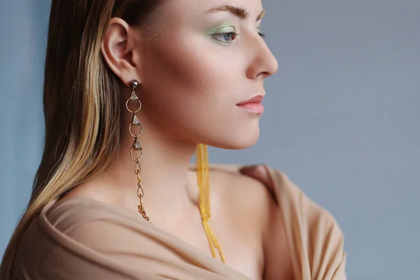 Mode Smycken Härlig Kvinna Med Vackra Örhängen — Stockfoto
