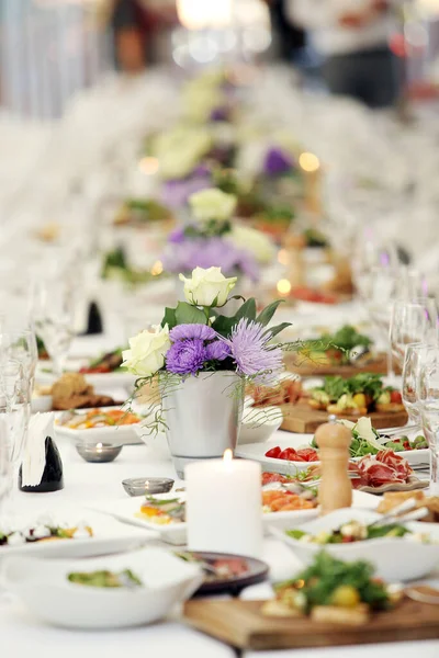 Gran Mesa Comedor Con Flores Montón Diferentes Tipos Comida Una — Foto de Stock