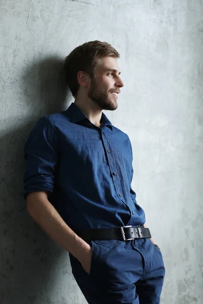 青いシャツのハンサムな男 — ストック写真