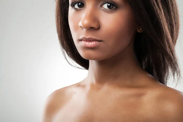 Retrato Perto Uma Bela Mulher Pele Escura Que Parece Macia — Fotografia de Stock