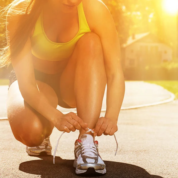 Mooie Jonge Vrouw Fitness Dragen Stropdassen Schoenveters Buiten — Stockfoto