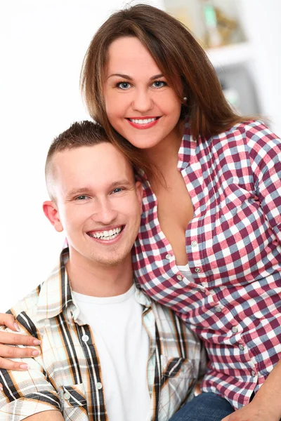 Alegre Casal Feliz Posando Casa — Fotografia de Stock