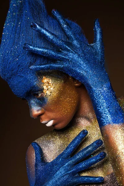 Poz Bir Kadın Portresi Altın Mavi Boya Ile Kaplı — Stok fotoğraf