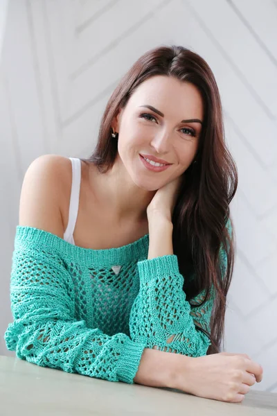 Yeşil Kazaklı Güzel Kadın — Stok fotoğraf