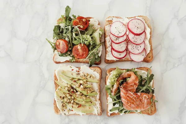 Yiyecekler. Masada lezzetli tostlar