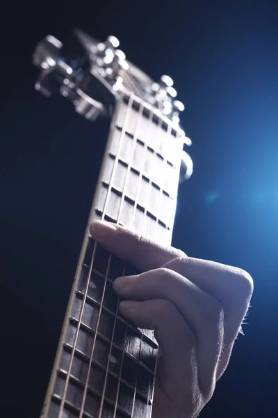 Músico Tocando Guitarra Acústica — Foto de Stock