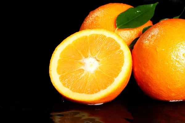 Nahaufnahme Frischer Orangenfrüchte Vor Schwarzem Hintergrund — Stockfoto