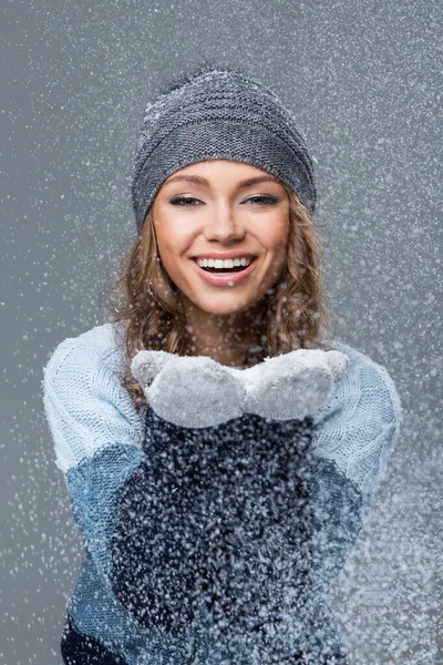 Linda Chica Está Feliz Ver Copos Nieve — Foto de Stock