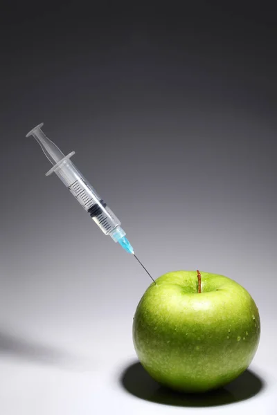 Zelené Jablko Injekční Stříkačka Přes Šedý Gradient — Stock fotografie