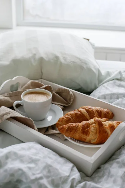 早上好在床上吃早餐 — 图库照片