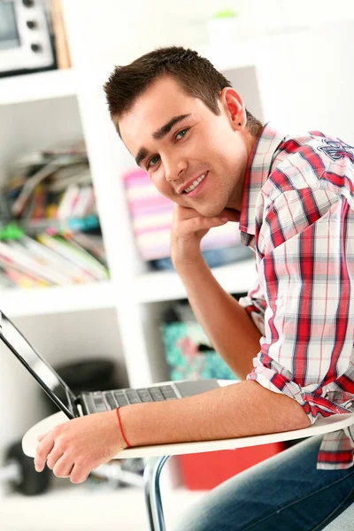 Primo Piano Bell Uomo Che Lavora Con Computer Portatile Casa — Foto Stock