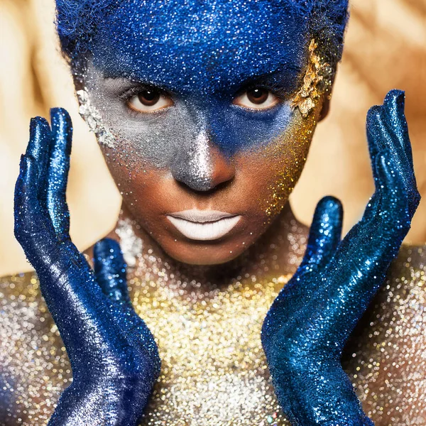 Egy Kék Arany Festékkel Borított Portréja — Stock Fotó