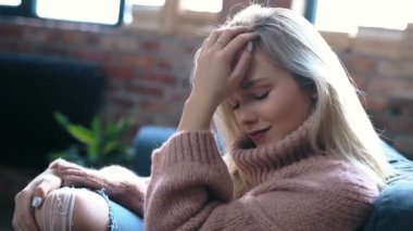 Genç ve güzel bir kadın evde dinleniyor. 