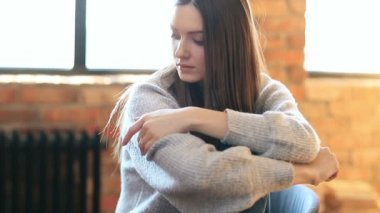 Evde poz veren kadın 