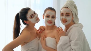 Kaplıcadaki en iyi bayan arkadaşlar grubu.