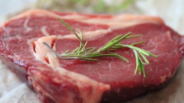 Baharatlı ve biberiyeli çiğ et.