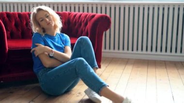 Genç kadın evde egzersiz yapıyor.