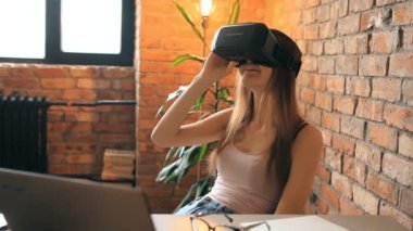 Teknoloji. VR kulaklıklı hoş bir kadın.