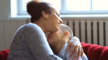 Evde oğlu olan sevgi dolu bir anne.