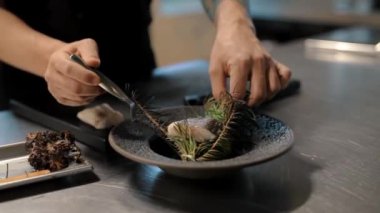 Tabakta yemek. Tabakta leziz bir morina balığı