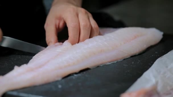 Chef Feminino Cortando Peixe Com Uma Faca Cozinha — Vídeo de Stock