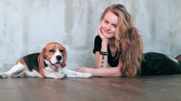 Frumoasa Femeie Tânără Câine Jucându Acasă — Videoclip de stoc