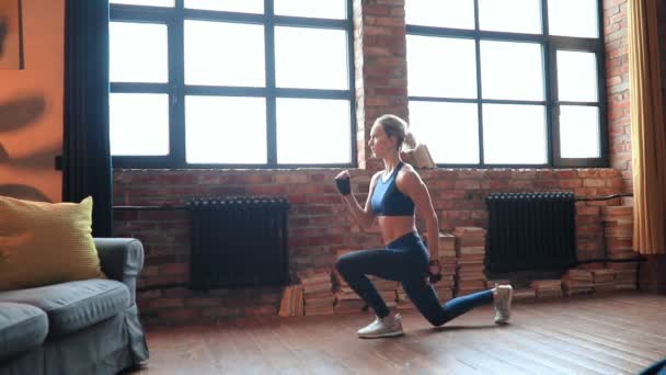 在家做运动 体育和生活方式 女人在家里有场健身课 — 图库视频影像