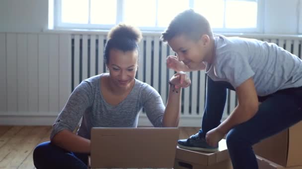 Mère Aimante Avec Son Fils Maison Utilisant Ordinateur Portable — Video