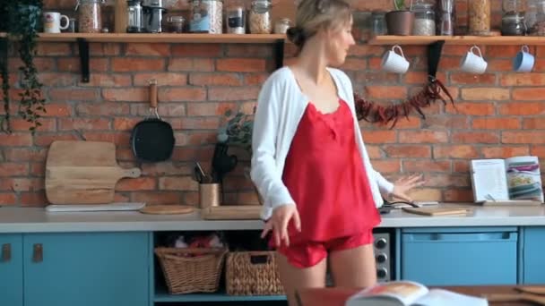 Χριστούγεννα Όμορφη Γυναίκα Χορεύει Στην Κουζίνα Πρωί — Αρχείο Βίντεο