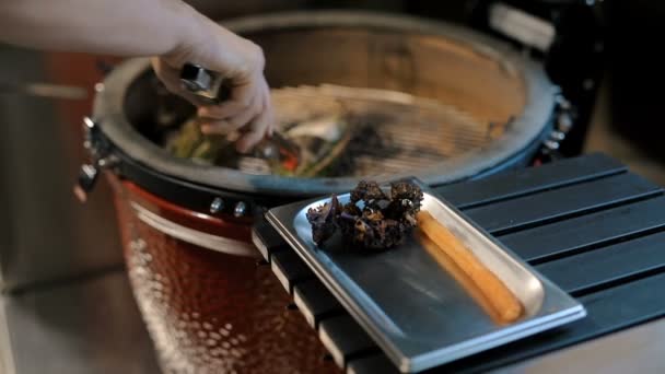 Eten Een Bord Diner Heerlijke Kabeljauw Een Bord — Stockvideo