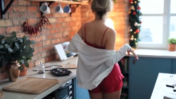 Noël Belle Femme Dansant Cuisine Matin — Video