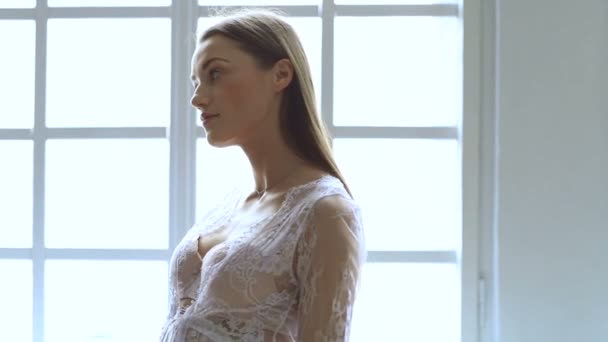 Mode Belle Femme Posant Dans Une Élégante Robe Blanche — Video