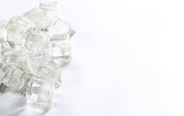 Donmuş su. Masada buz var.