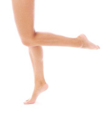 Beyaz arka planda ince kadın bacakları fotoğrafı.