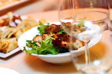 Restorandaki ziyafet masasında taze salata.