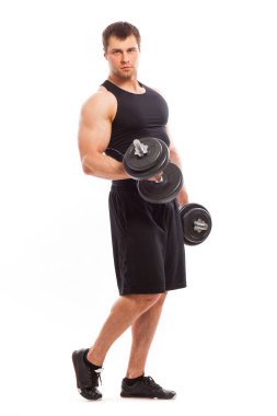Beyaz arka planda izole edilmiş halterlerle çalışan yakışıklı bir adam.