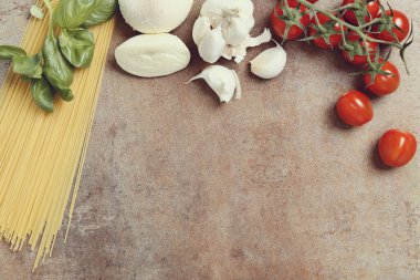 Sebze ve makarna masada.